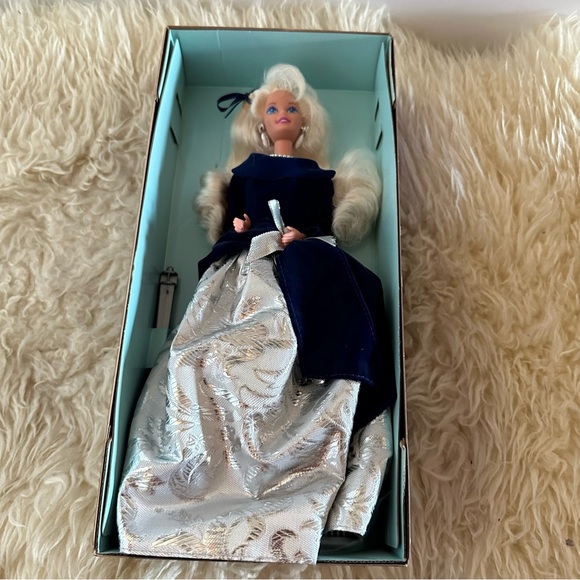 Vintage New in Box Winter Velvet Barbie Doll - Picture 6 of 13